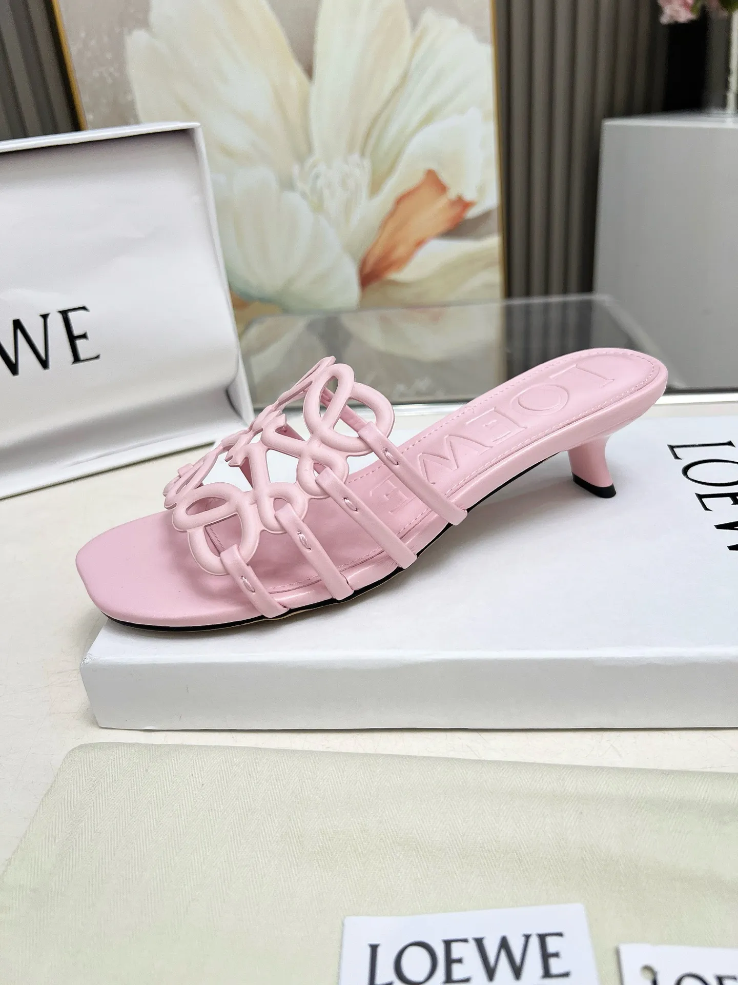 👟👟Ex-factory price 500👟👟 LOEWE 2025 SS summer limited edition hollow slippers, it is a very comprehensive noble fashion brand, highly recommended to all little fairies.   1⃣️Material: Imported cowhide 2⃣️Inner lining: Imported Italian lambskin, super soft and delicate 3⃣️Outsole: Imported Italian original original color genuine leather outsole Heel height 4.5 4⃣️Code number: 35 to 39 (40.41.42.43. Customized)